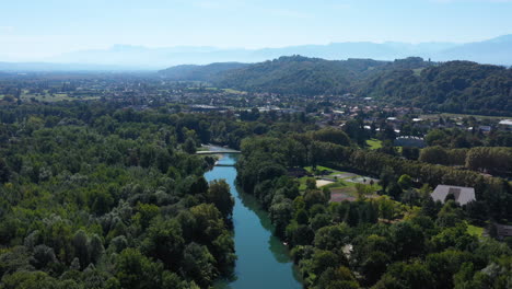 Fluss-Gab-De-Pau-Frankreich-Luftbild-Pyrenäen-Im-Hintergrund-Gelos-Dorf-Sonnig